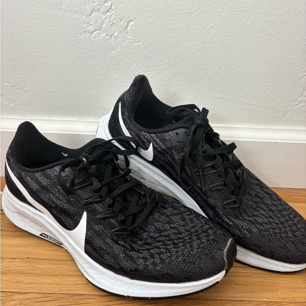 Nike Men's Black and White Athletic Shoes